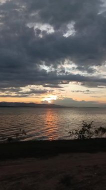 Limboto Gölü, Gorontalo 'da Günbatımının Dikey Görüntüsü