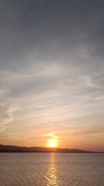 Limboto Gölü, Gorontalo 'da Günbatımının Dikey Görüntüsü