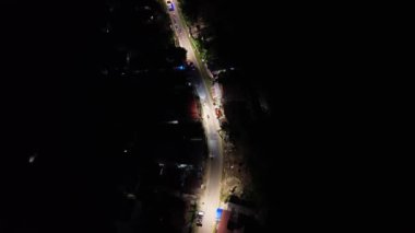 Akşamları şehrin caddelerinin hava manzarası. Gorontalo, Endonezya