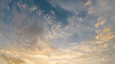 Sunset 'te bulutlu renkli dramatik gökyüzü. Bulutlu Gökyüzü Arkaplanı