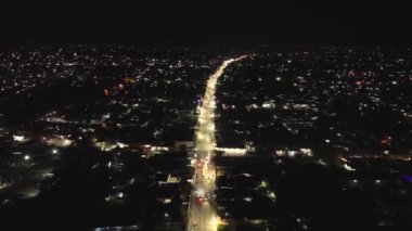 Gece Gorontalo şehrinin hava manzarası, Endonezya. Kuş bakışı.