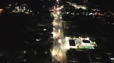 Gece Gorontalo şehrinin hava manzarası, Endonezya. Kuş bakışı.