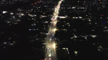Gece Gorontalo şehrinin hava manzarası, Endonezya. Kuş bakışı.