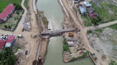 Nehir üzerindeki Gorontalo, Endonezya köprüsünün inşaat alanının havadan görüntüsü.