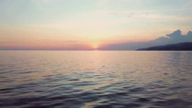 Denizde güzel bir gün batımı manzarası. Denizde gün batımı. Deniz manzarası