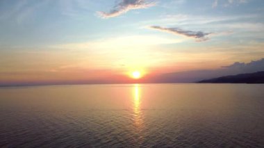 Denizde güzel bir gün batımı manzarası. Denizin panoramik manzarası.