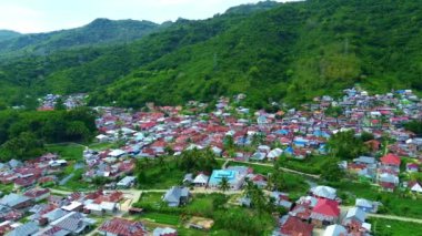 Village 'ın dağlardaki hava manzarası. Dağın tepesinden bak