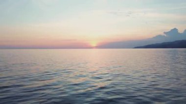 Denizde güzel bir gün batımı manzarası. Denizde gün batımı. Deniz manzarası