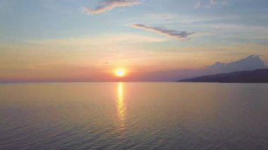Denizde güzel bir gün batımı manzarası. Denizin panoramik manzarası.