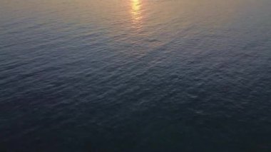 Denizde güzel bir gün batımı manzarası. Denizde gün batımı. Deniz manzarası