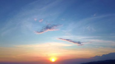 Denizde güzel bir gün batımı manzarası. Denizin panoramik manzarası.