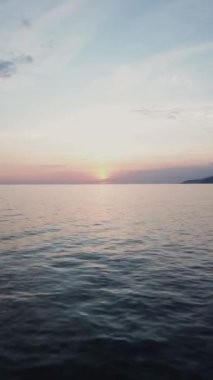 Denizde güzel bir gün batımı manzarası. Denizde gün batımı. Deniz manzarası