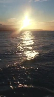 Güneş ışığı Işıl ışıl göl yüzeyine yansıyor