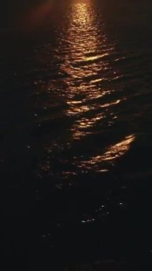 Güneş ışığı Işıl ışıl göl yüzeyine yansıyor