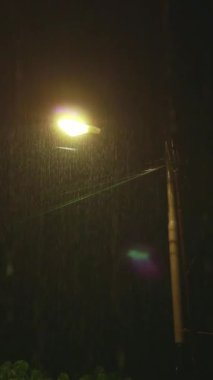 Köyde yağmurlu bir gece. Sokakta sağanak yağmur.