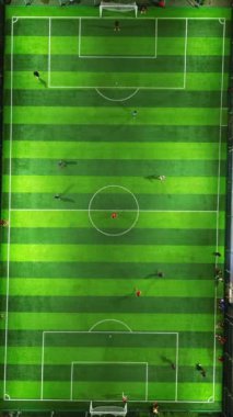 Futbol maçının havadan görünüşü, futbol. Futbol sahası ve İHA 'dan futbolcular