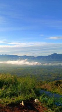 Gorontalo 'da bulutlu dağ manzarasının zamanaşımı