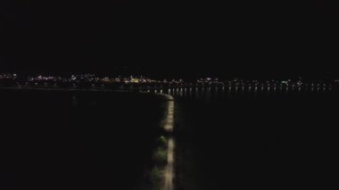 Geceleri ıssız bir caddenin havadan görünüşü. Gorontalo-Endonezya 'nın Limboto Gölü kıyısındaki sokak lambalarının hava manzarası.