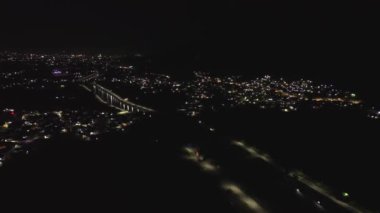 Geceleri ıssız bir caddenin havadan görünüşü. Gorontalo-Endonezya 'nın Limboto Gölü kıyısındaki sokak lambalarının hava manzarası.