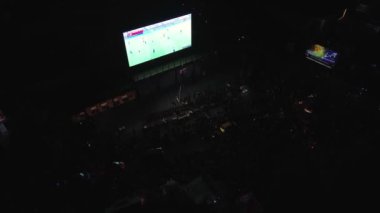 Gece Sokağında Birlikte Futbol Maçı İzleyen İnsanların Hava Görüntüsü