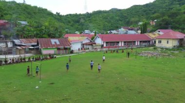 Kırsal alanda futbol oynayan çocukların hava manzarası
