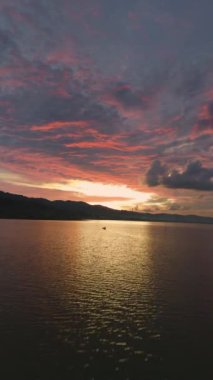 Akşamları gölün üzerinde Sunset 'in hava manzarası. Gökyüzü kırmızı ve turuncu.