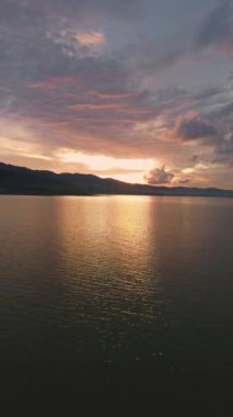 Akşamları gölün üzerinde Sunset 'in hava manzarası. Gökyüzü kırmızı ve turuncu.