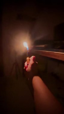 Çakmak ateşlemesini kapat. Karanlıkta çakmak gazı.