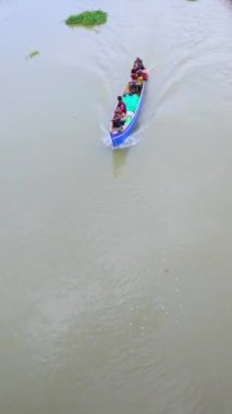 Endonezya 'daki Gorontalo nehri üzerindeki teknenin havadan görünüşü