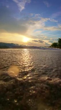 Sahilde güzel bir gün batımı. Yavaş çekim