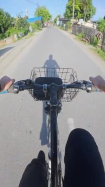 Bisikletli yolda, arkadan manzaralı bir yerde. POV.