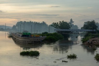 Endonezya 'nın kırsalında nehrin üzerinde güzel bir günbatımı. 