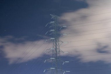 Yüksek voltaj direği. Yüksek voltajlı gökyüzü arka planı. Elektrik dağıtım istasyonu.