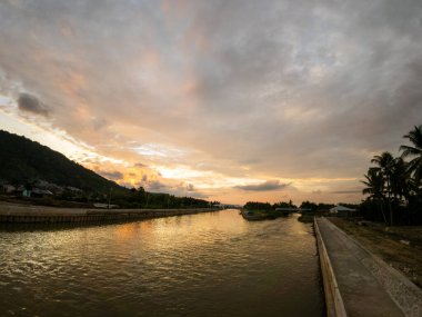 Endonezya 'nın Gorontalo kasabasındaki nehirde gün batımı.