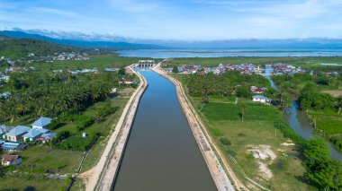 Endonezya 'nın Gorontalo ilindeki sulama kanalının havadan görüntüsü
