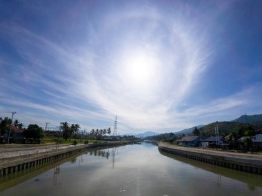 Güneş, Endonezya 'daki nehrin suyuna yansıyor..