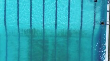 Suda yüzen insanların havuz manzarası..