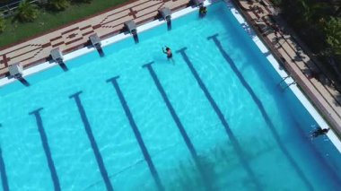 Suda yüzen insanların havuz manzarası..