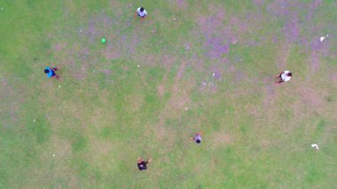 Kırsal alanda futbol oynayan çocukların hava manzarası