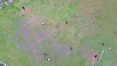 Kırsal alanda futbol oynayan çocukların hava manzarası