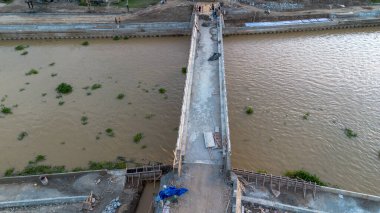 Kırsal Arazideki Nehir ve Köprünün Hava Görüntüsü