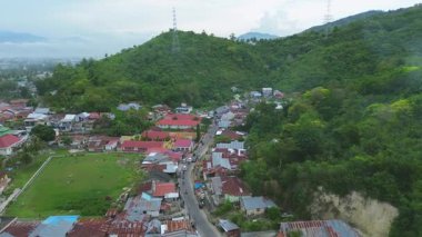 Dağların ortasındaki küçük bir kasabanın havadan görünüşü