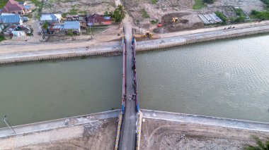 Kırsal Arazideki Nehir ve Köprünün Hava Görüntüsü