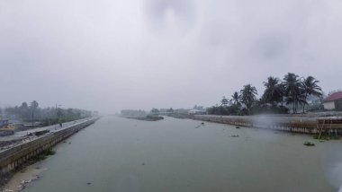 Yağmurlu bir günde Bulutlu Nehir Manzarası