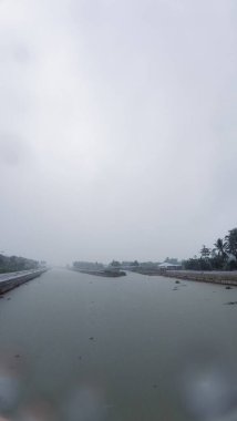 Yağmurlu bir günde Bulutlu Nehir Manzarası