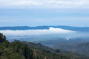 Bulutlu ve Ufuklu Manzaralı Dağ Manzarası