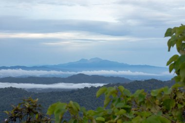 Bulutlu ve Ufuklu Manzaralı Dağ Manzarası