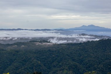 Bulutlu ve Ufuklu Manzaralı Dağ Manzarası
