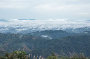 Bulutlu ve Ufuklu Manzaralı Dağ Manzarası