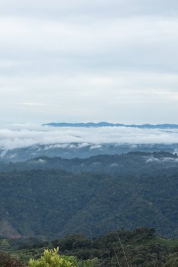 Bulutlu ve Ufuklu Manzaralı Dağ Manzarası